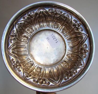 Aiguière en argent. De forme balustre, la...