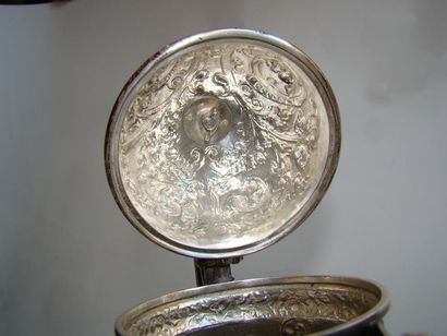 Aiguière en argent. De forme balustre, la...