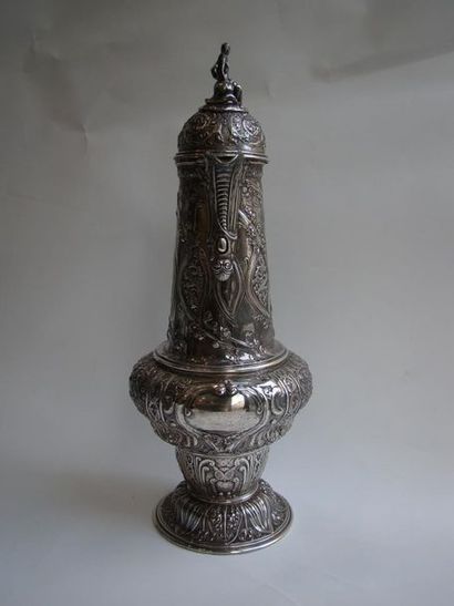 Aiguière en argent. De forme balustre, la...