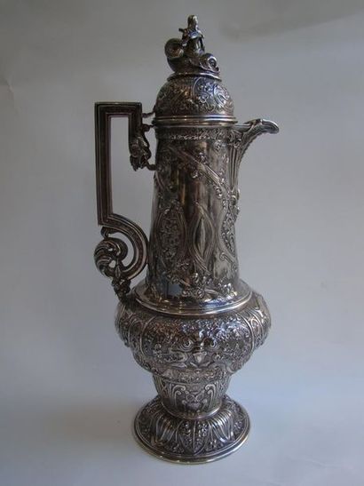 Aiguière en argent. De forme balustre, la...