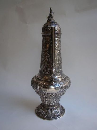 Aiguière en argent. De forme balustre, la...
