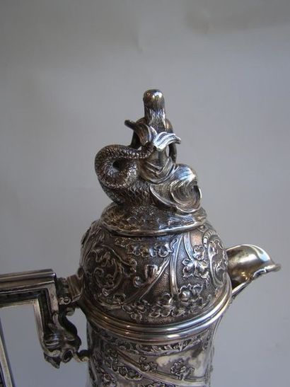 Aiguière en argent. De forme balustre, la...