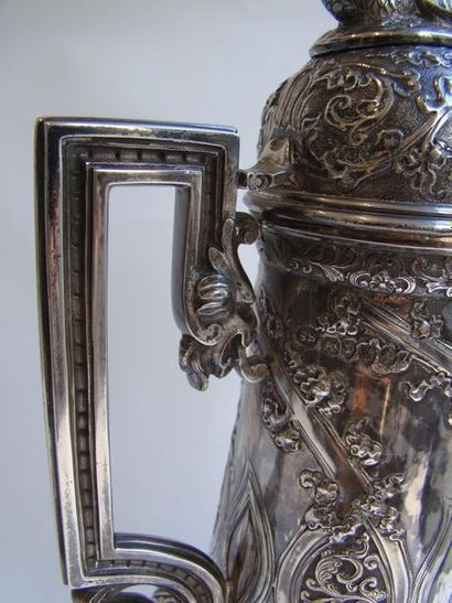 Aiguière en argent. De forme balustre, la...