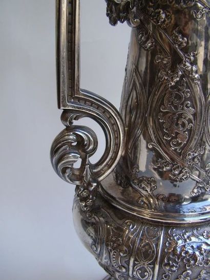 Aiguière en argent. De forme balustre, la...