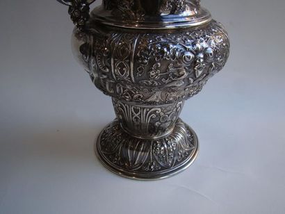 Aiguière en argent. De forme balustre, la...