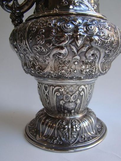 Aiguière en argent. De forme balustre, la...