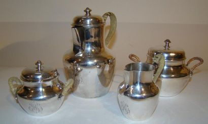 Ensemble composé d’une cafetière, d’un pot...