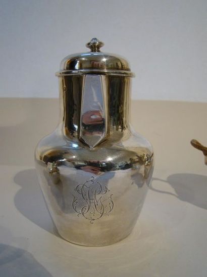 Ensemble composé d’une cafetière, d’un pot...