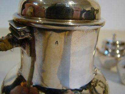 Ensemble composé d’une cafetière, d’un pot...