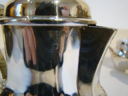 Ensemble composé d’une cafetière, d’un pot...
