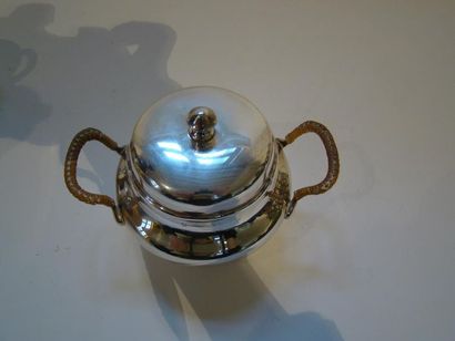 Ensemble composé d’une cafetière, d’un pot...