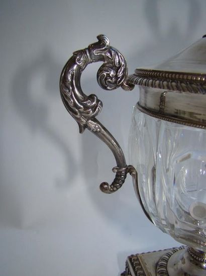 Drageoir en cristal taillé, monture en argent....