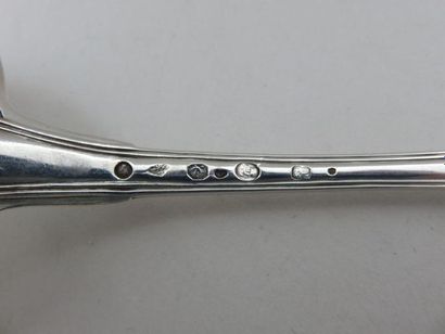 Cuiller saupoudreuse en argent. Modèle à...