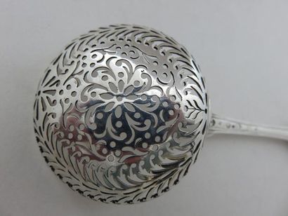 Cuiller saupoudreuse en argent. Modèle à...