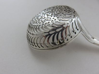 Cuiller saupoudreuse en argent. Modèle à...