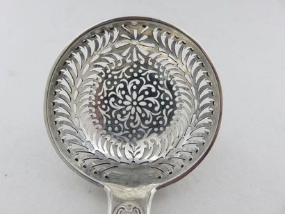 Cuiller saupoudreuse en argent. Modèle à...