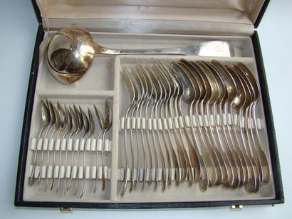 Ménagère en argent dans un coffret. Elle...
