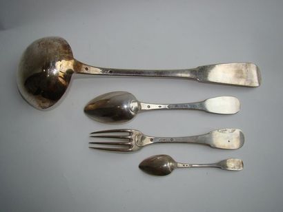 Ménagère en argent dans un coffret. Elle...