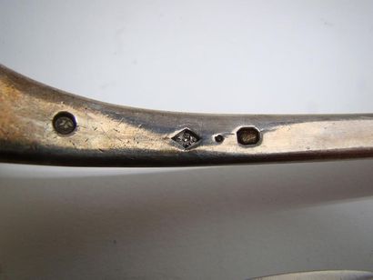 Ménagère en argent dans un coffret. Elle...