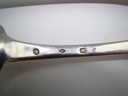 Ménagère en argent dans un coffret. Elle...