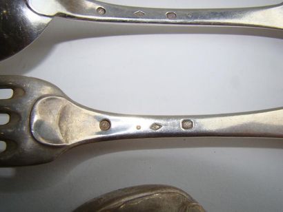 Ménagère en argent dans un coffret. Elle...