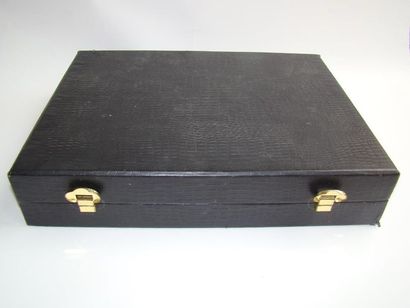 Ménagère en argent dans un coffret. Elle...