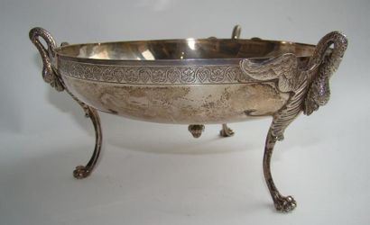 Coupe en argent. Modèle circulaire posant...