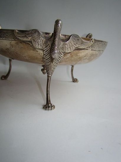 Coupe en argent. Modèle circulaire posant...