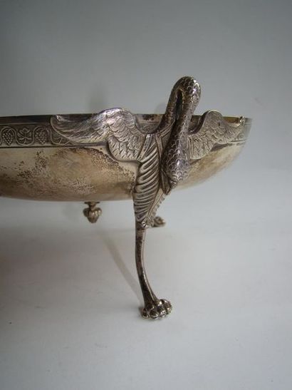 Coupe en argent. Modèle circulaire posant...