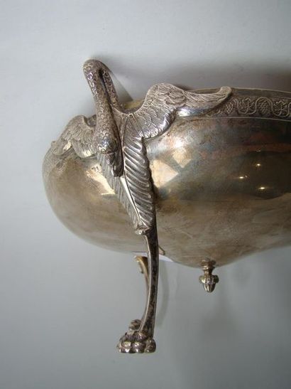 Coupe en argent. Modèle circulaire posant...