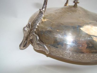 Coupe en argent. Modèle circulaire posant...