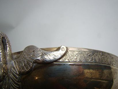 Coupe en argent. Modèle circulaire posant...