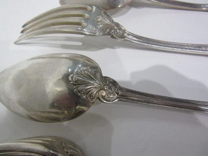 Ménagère en argent. Elle se compose de douze...