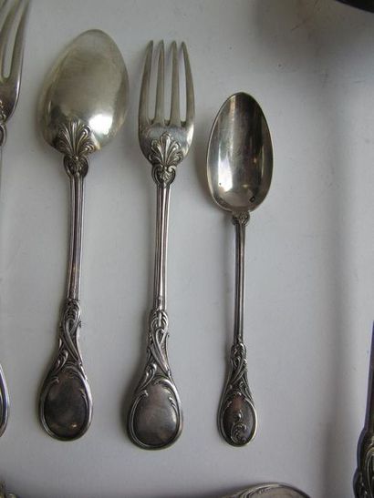 Ménagère en argent. Elle se compose de douze...