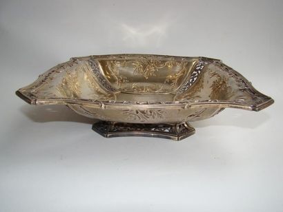 Corbeille en argent doré. Modèle de section...