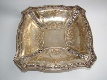 Corbeille en argent doré. Modèle de section...