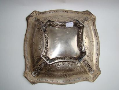 Corbeille en argent doré. Modèle de section...