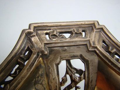 Corbeille en argent doré. Modèle de section...