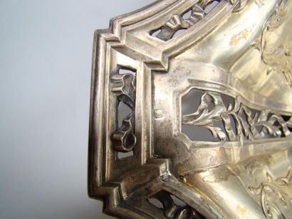 Corbeille en argent doré. Modèle de section...