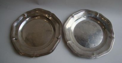 Paire de plats en argent. Modèle circulaire...