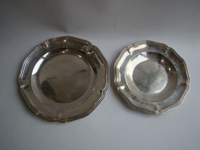 Deux plats en argent (un grand et un petit)....