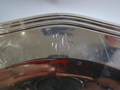 Deux plats en argent (un grand et un petit)....