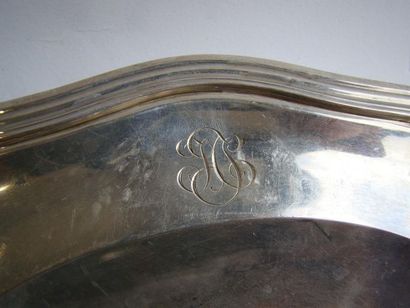 Deux plats en argent (un grand et un petit)....
