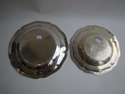 Deux plats en argent (un grand et un petit)....