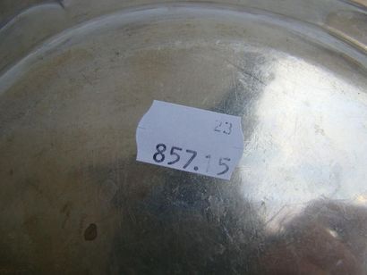 Deux plats en argent (un grand et un petit)....