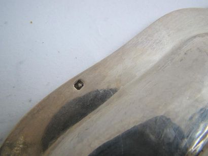 Deux plats en argent (un grand et un petit)....