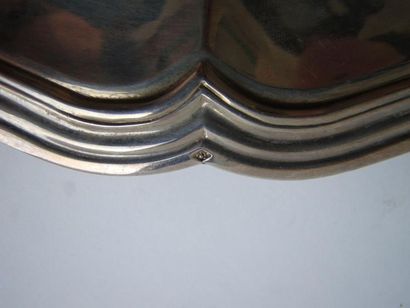 Deux plats en argent (un grand et un petit)....