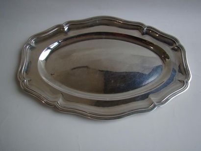 Plat ovale en argent. Modèle à contours mouluré...