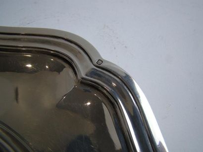 Plat ovale en argent. Modèle à contours mouluré...