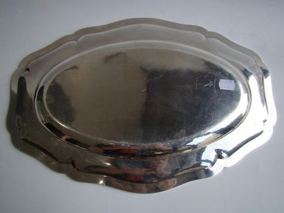 Plat ovale en argent. Modèle à contours mouluré...